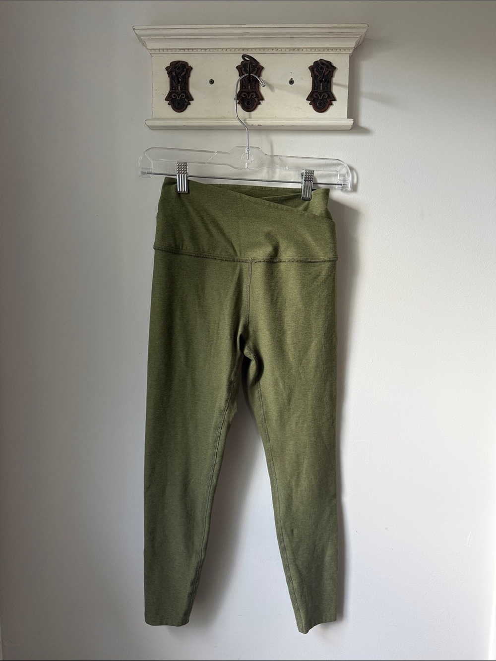 Beyond Yoga Olive Green Leggings Crisscross Waistband Mid rise Tights Capri